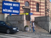Parking mesto načelnika Okruga na pešačkom prelazu!