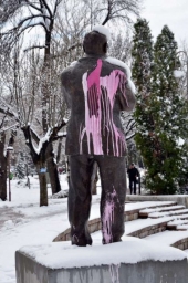 Šabanov spomenik polili farbom i nacrtali kukasti krst 