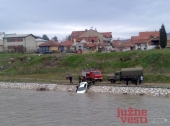 Vatrogasci izvukli automobil iz Nišave