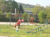 Postavljene klupe i kante u prokupačkom parku