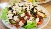 Zdrave namirnice u salatama od kojih se gojimo
