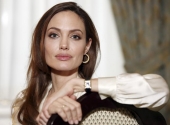 Anđelina Džoli odlučila da odstrani obe dojke