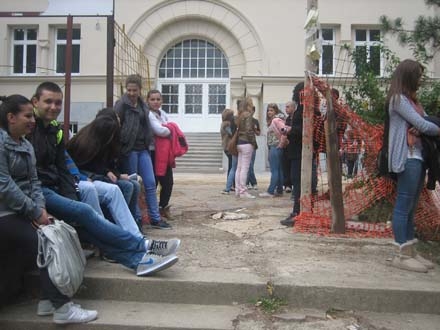 Gimnazijalci pred svojom školom