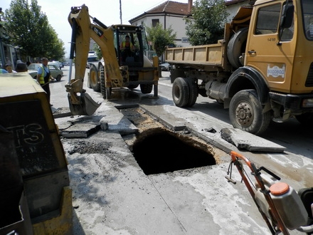 rupa u glavnoj ulici u Vranju