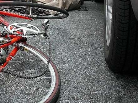 Autom zgazio biciklistu (ilustracija: vesti-online.com)