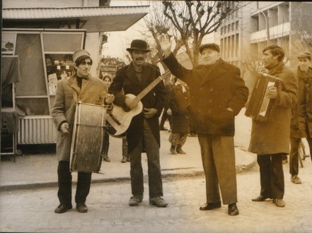 Aćimović sa muzikantima u nekadašnjem centru Vranja 