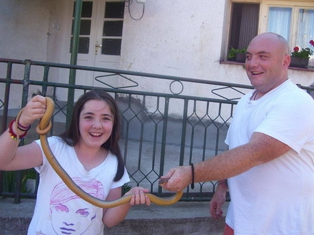 Vladica sa ćerkom eleonorom i zmijom koju su uhvatili