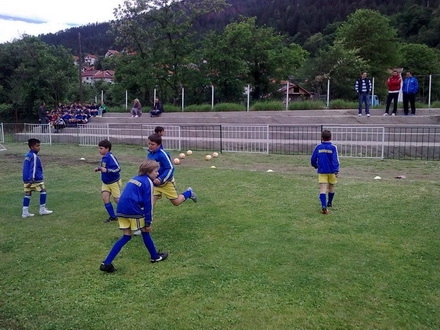 Petlići, FK Dinamo