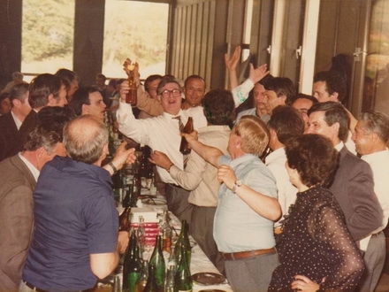 Direktor Jović se veseli sa radnicima, 70-ih godina 20. veka