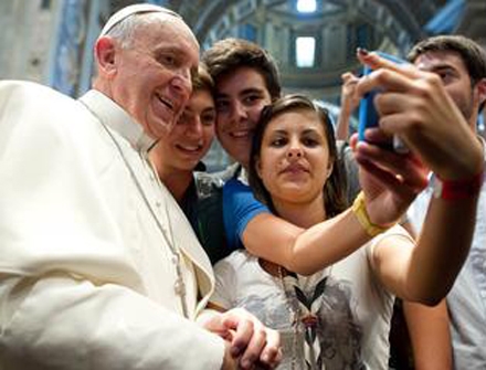 Papa Franja sa obožavaocima, foto Kurir 