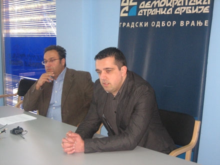 Simić (desno) napustio stranku koju je vodio 