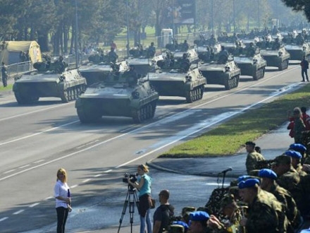 Tenkovi već uništili asfalt po Beogradu 