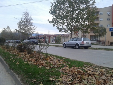 parkirana vozila u Bulevaru Avnoja u Vranju ometaju saobracaj