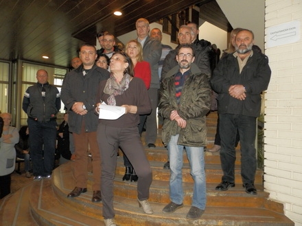zbor radnika u holu Gradske uprave u Vranju