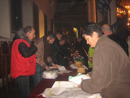 Presecanje kolača u hramu Svete Trojice u Vranju 