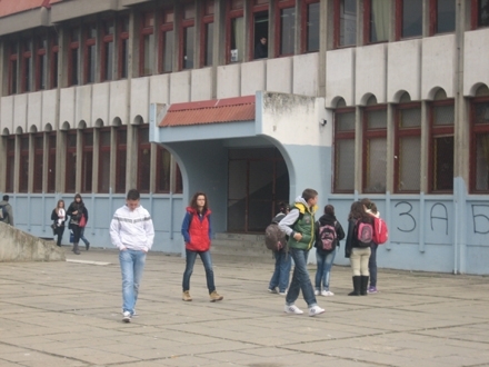 Učenici ispred jedne osnovne škole u Vranju 