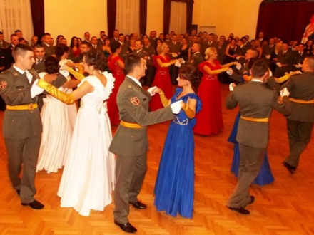 Oficiri u Vranju plešu - foto Vojska Srbije 