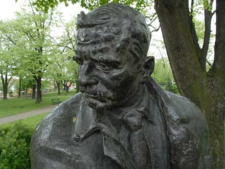 Spomenik najpoznatijem Vranjancu Bori Stankoviću u gradskom parku u Vranju 