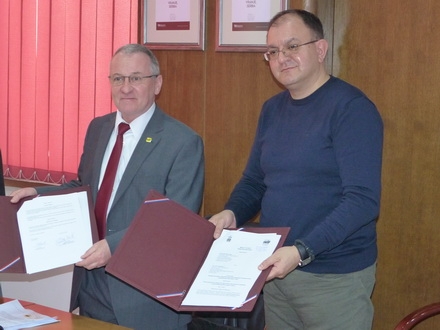 Klaus Mok i Zoran Antic na potpisivanju ugovora