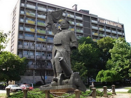centralni trg u Leskovcu - spomenik Cika Mitke/ilustracija
