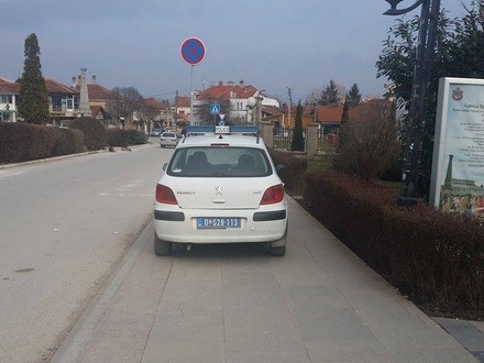 Ovako parkira policija u Vranju! 