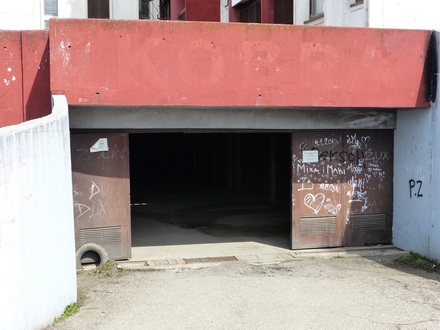 ulaz u garazu u naselju Ledena stena u Vranju
