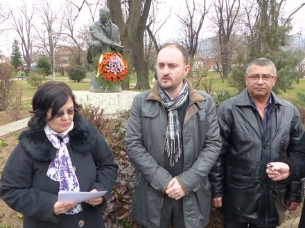 Deo rukovodstva Vranja obeležava godišnjicu pored Borinog spomenika - foto A. Stojković