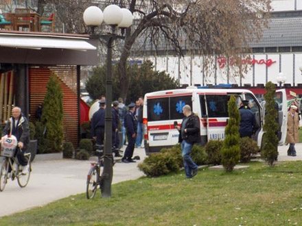 Hitna pomoć ispred kafića gde se desio napad, foto: Tanjug