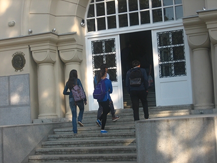 Ulaz u Gimnaziju u Vranju - foto T. Stamenković 