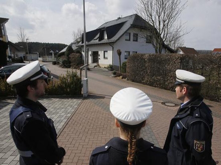 Policajci ispred Lubiceve kuće (Foto: Beta/AP)