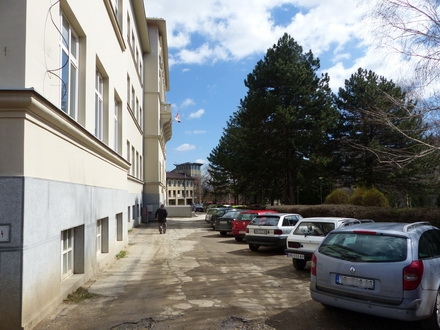 Dvorište Gimnazije u Vranju kao parking prostor, ali i veliki bezbedonosni problem 