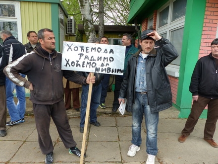 Deo štrajkača ispred Hebe foto A. Stojković 