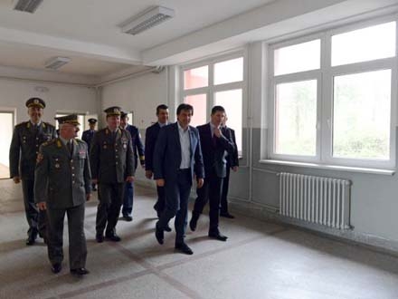Vojnici i civili u poseti budućoj kasarni u Surdulici foto ministarstvo odbrane 