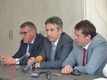 Slobodan Milenkovic (u sredini) na konferenciji SNS u Vranju FOTO: A. Stojkovic