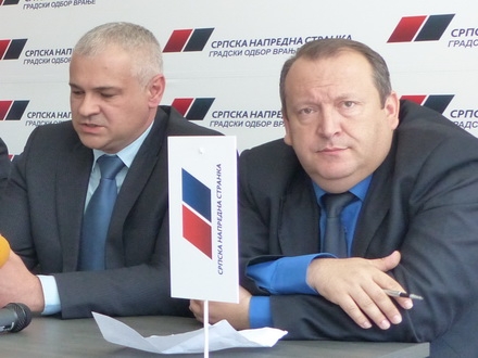 Dejan Stanojevic Denzi (desno) na konferenciji SNS u Vranju FOTO: A. Stojkovic