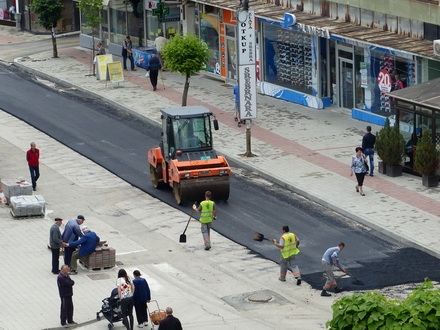 udaraju poslednji sloj asfalta u glavnoj ulici u Vranju FOTO: A. Stojkovic