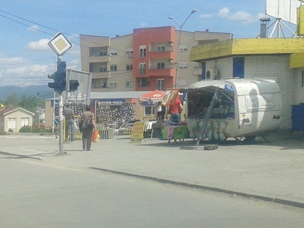 neugledna kamp prikolica na ulazu u Vranje
