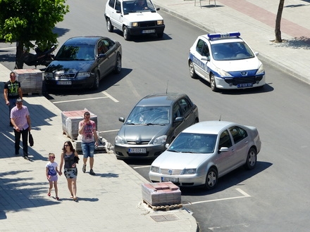 poprecno-nepropisno parkiranje u glavnoj ulici FOTO: A. Stojkovic