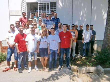 omladinci ispred Sluzbe za transfuziju u Vranju