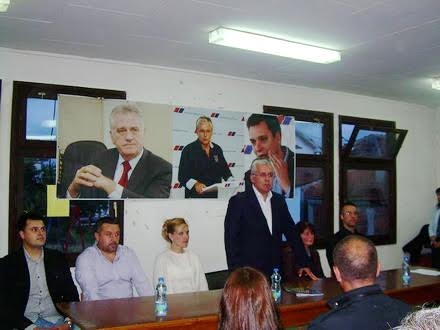 Nikolić se obraća okupljenima u MZ Odžinka FOTO FB 