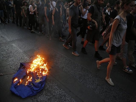 Demonstranti palili i zastavu EU,Foto AP