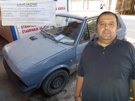 po osmi put mu obijaju automobil-Dejan Milosavljevic ispred svog juga FOTO: A. Stojkovic