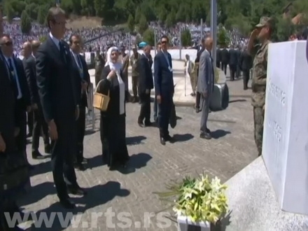 rulja nasrnula na premijera Srbije nakon polaganja cveca FOTO: prtsc snimka RTS