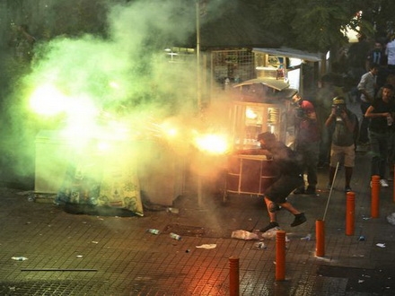 policija proteste rasturala suzavcima i vodenim topovima FOTO: Beta / A.P.