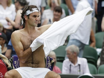 U Finalu Federer igra sa Đokovićem. Beta/AP Photo/Alastair Grant 