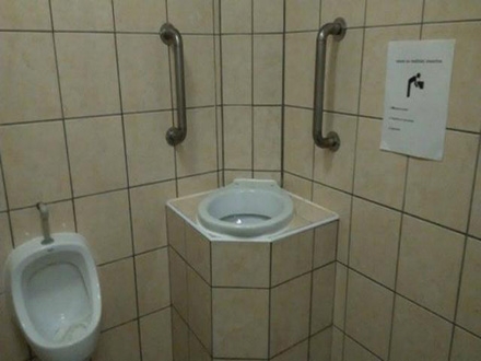 Toaleti imaju i držače za ruke. Foto: reddit