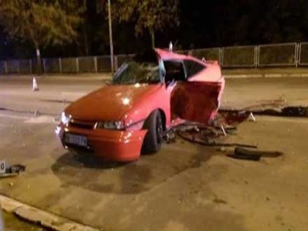 Vozač automobila sa teškim telesnim povredama zbrinut u bolnici. Foto: Ljubiša Mitić