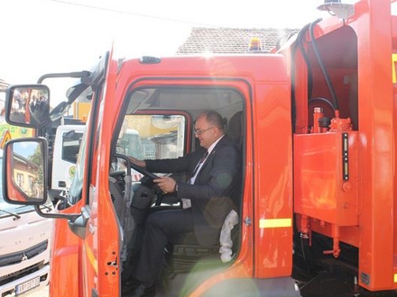 Za volan novog kamiona prvi je seo gradonačelnik 