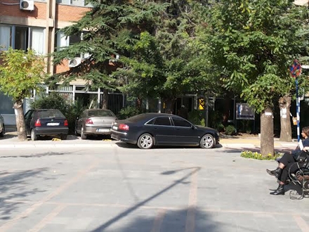 Parkiranje gradskog većnika Stojanovića FOTO amaterski snimak 