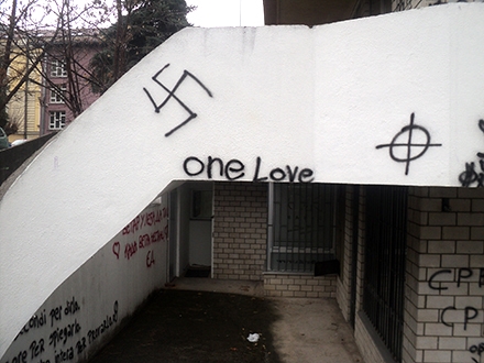 Nacistički simboli pred vratima OK Radija; Foto: OK Radio